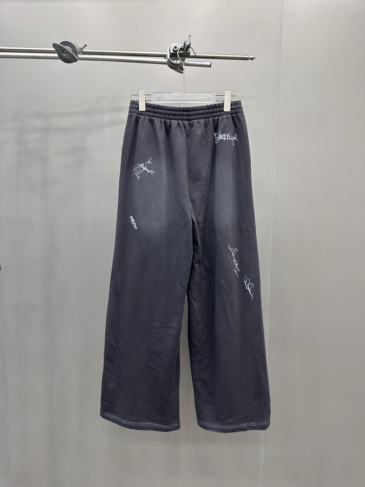 巴黎 ｜ 新款卫裤，成衣洗水喷色吊磨工艺加印花刺绣丙烯，男女同款，尺码sml