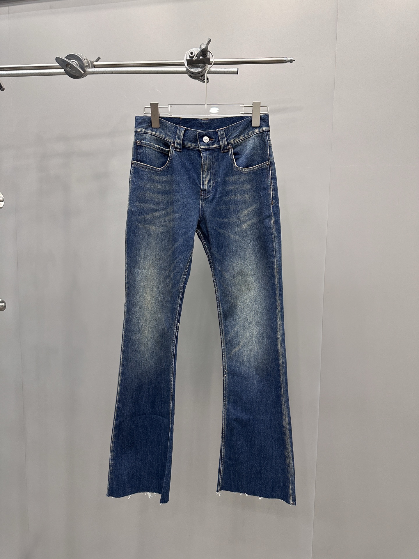 巴黎 ｜ 新款牛仔裤，成衣洗水喷色磨边工艺，经典喇叭裤型，弹力牛仔面料，尺码sml