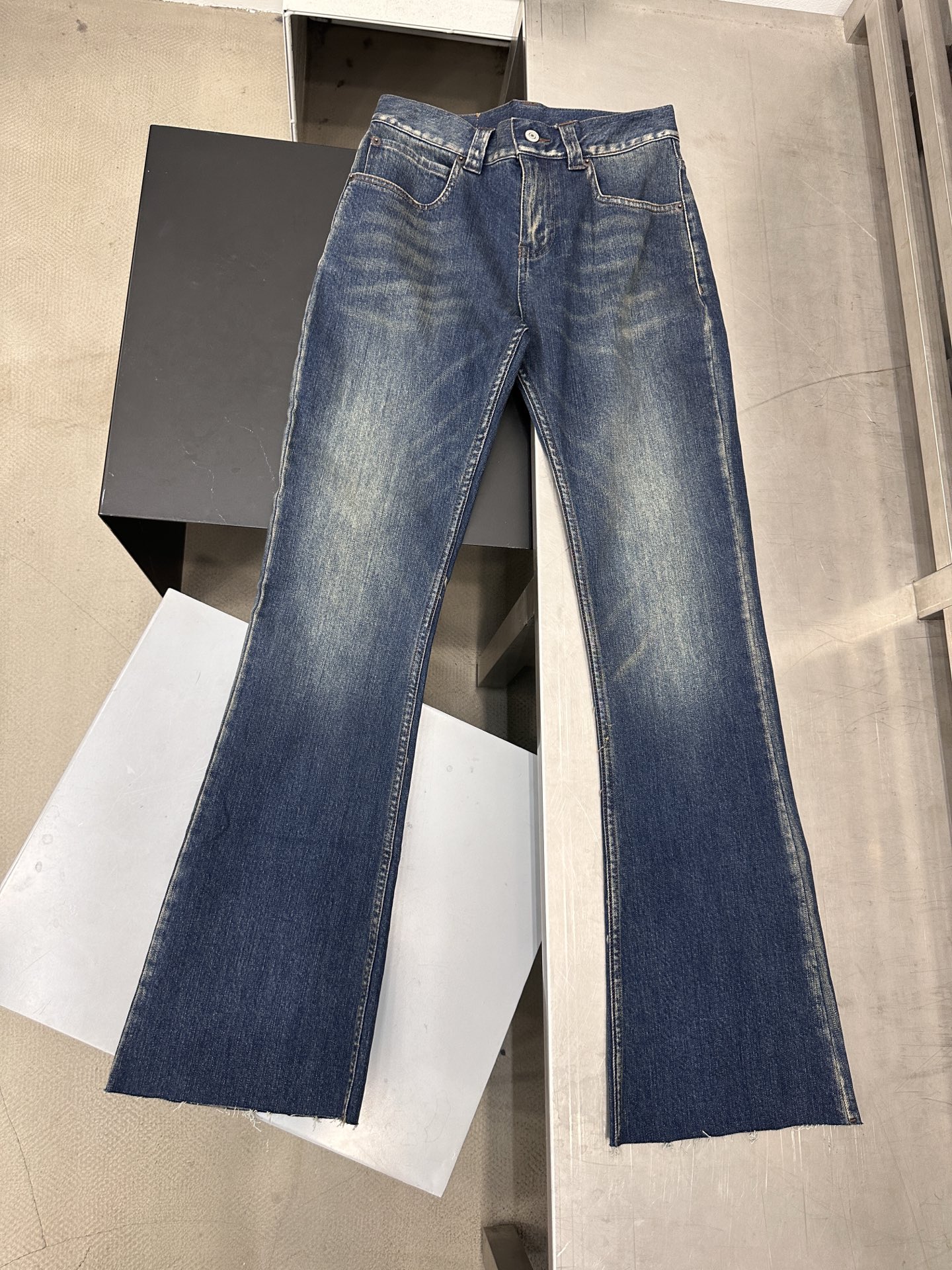 巴黎 ｜ 新款牛仔裤，成衣洗水喷色磨边工艺，经典喇叭裤型，弹力牛仔面料，尺码sml