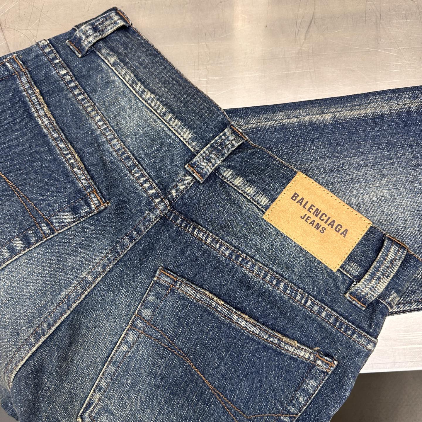 巴黎 ｜ 新款牛仔裤，成衣洗水喷色磨边工艺，经典喇叭裤型，弹力牛仔面料，尺码sml