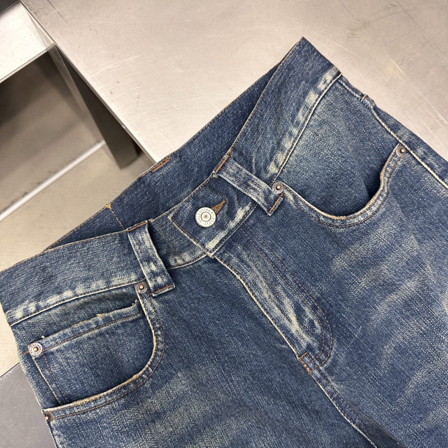 巴黎 ｜ 新款牛仔裤，成衣洗水喷色磨边工艺，经典喇叭裤型，弹力牛仔面料，尺码sml