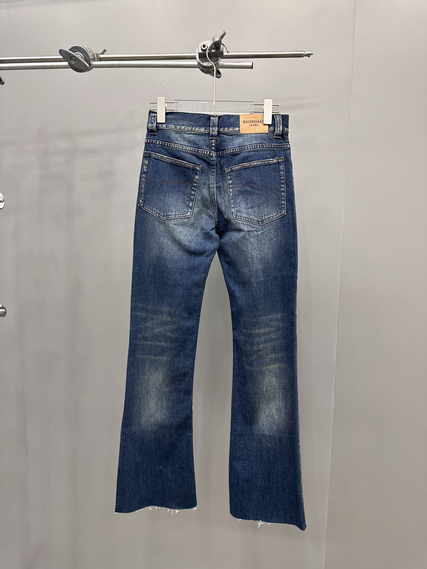 巴黎 ｜ 新款牛仔裤，成衣洗水喷色磨边工艺，经典喇叭裤型，弹力牛仔面料，尺码sml