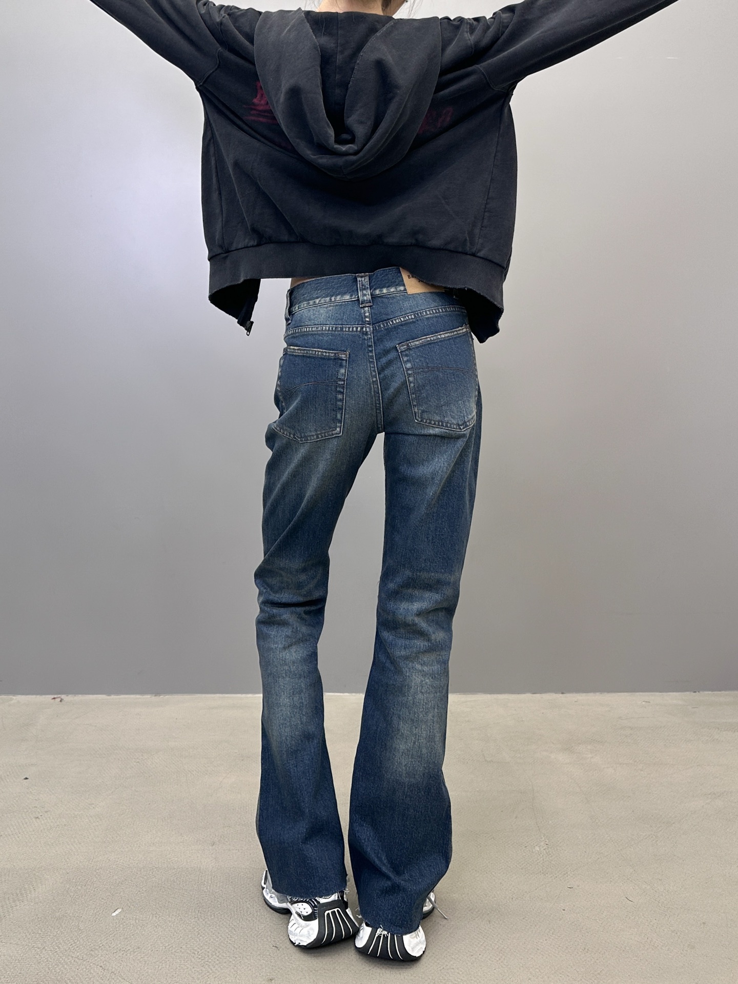 巴黎 ｜ 新款牛仔裤，成衣洗水喷色磨边工艺，经典喇叭裤型，弹力牛仔面料，尺码sml