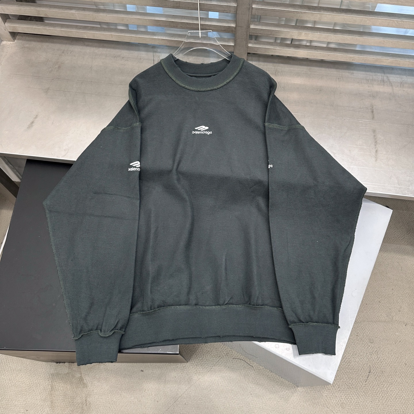 巴黎 ｜ 新款圆领卫衣，成衣洗水炒色吊磨工艺加四处绣花，男女同款，尺码sml