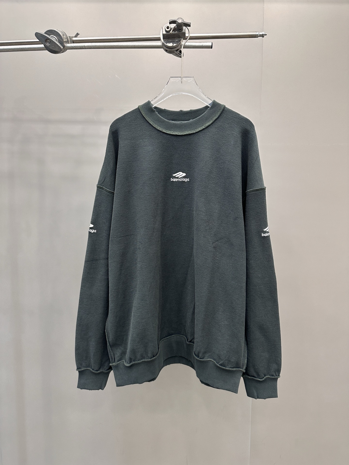 巴黎 ｜ 新款圆领卫衣，成衣洗水炒色吊磨工艺加四处绣花，男女同款，尺码sml