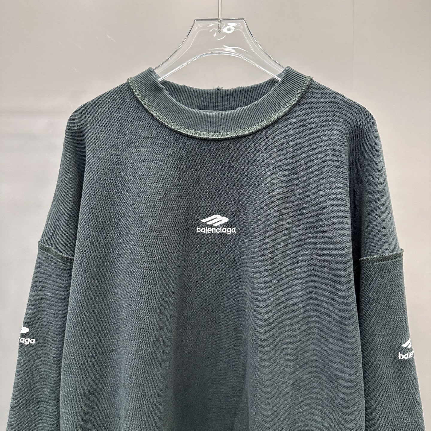 巴黎 ｜ 新款圆领卫衣，成衣洗水炒色吊磨工艺加四处绣花，男女同款，尺码sml