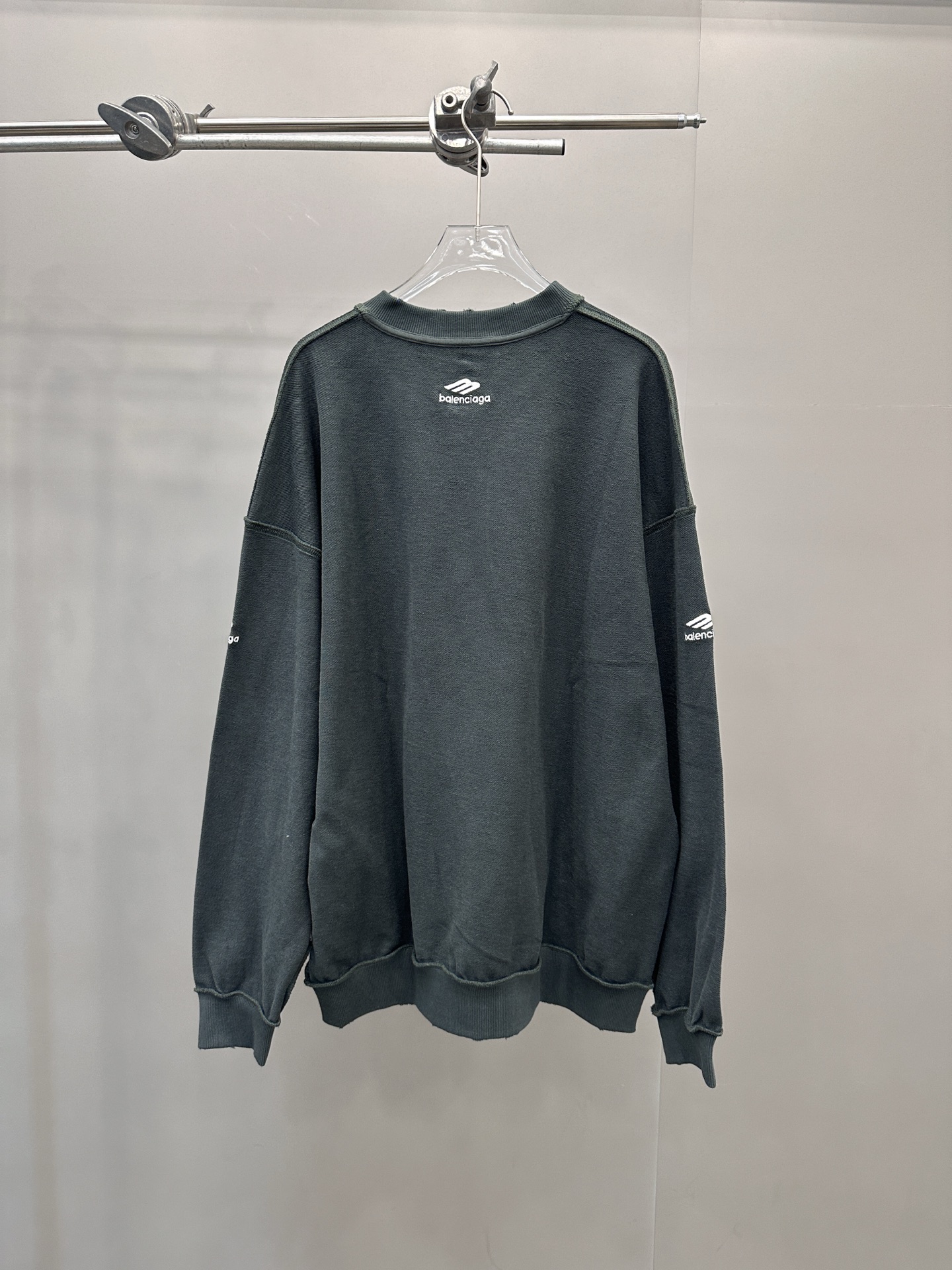 巴黎 ｜ 新款圆领卫衣，成衣洗水炒色吊磨工艺加四处绣花，男女同款，尺码sml