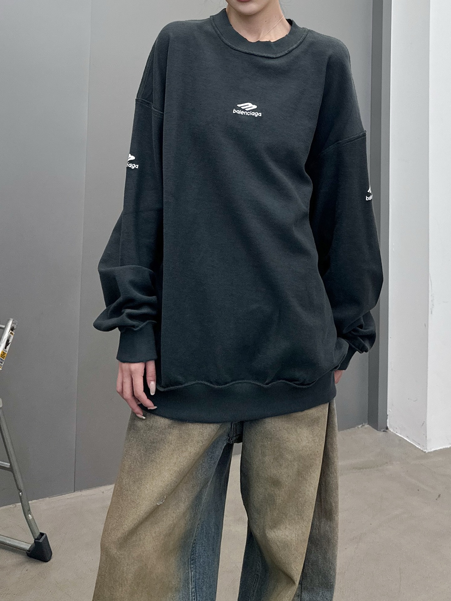 巴黎 ｜ 新款圆领卫衣，成衣洗水炒色吊磨工艺加四处绣花，男女同款，尺码sml