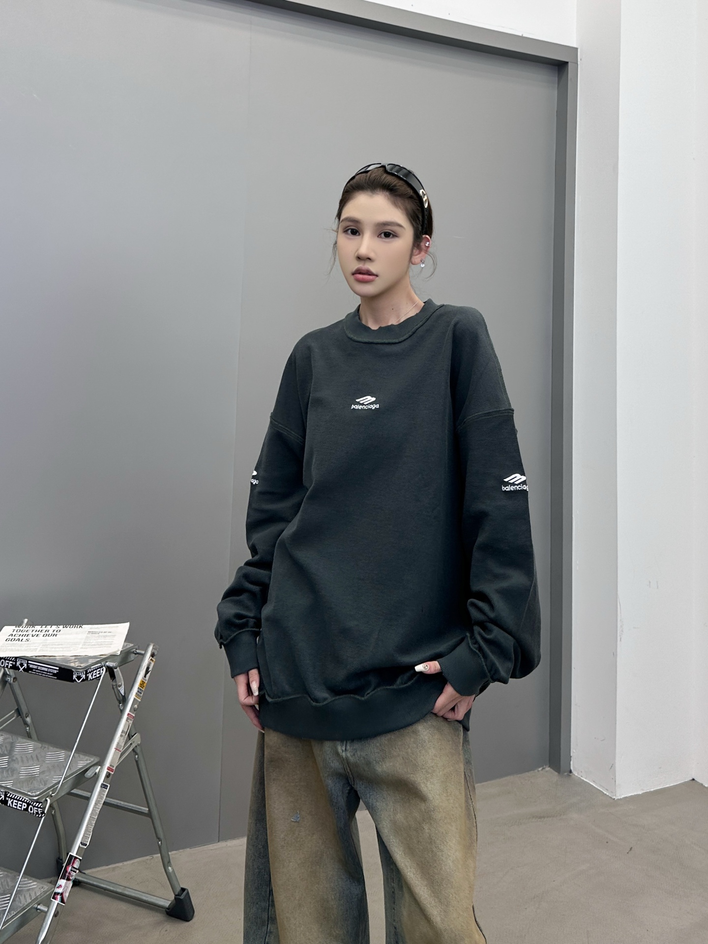 巴黎 ｜ 新款圆领卫衣，成衣洗水炒色吊磨工艺加四处绣花，男女同款，尺码sml