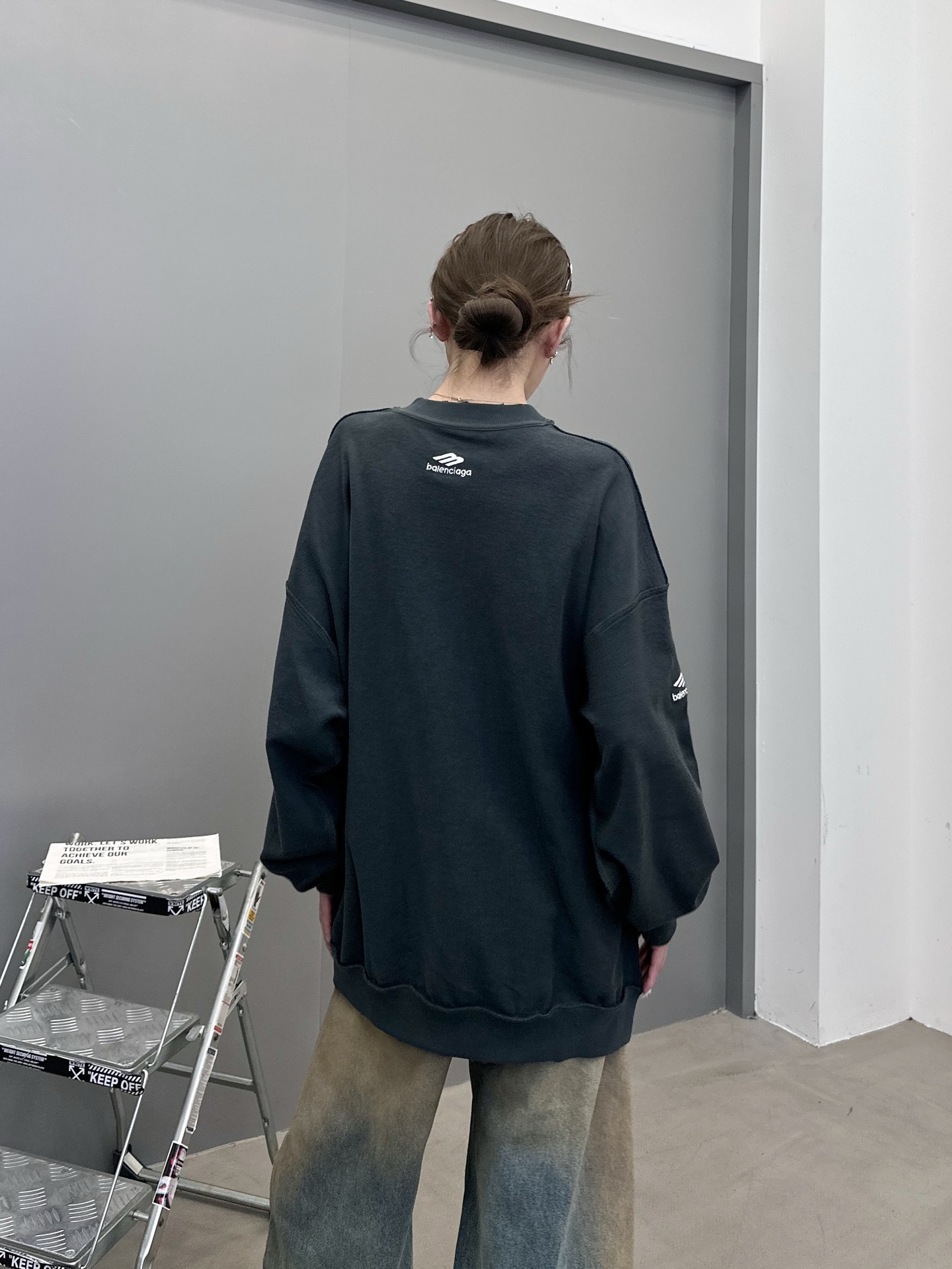 巴黎 ｜ 新款圆领卫衣，成衣洗水炒色吊磨工艺加四处绣花，男女同款，尺码sml