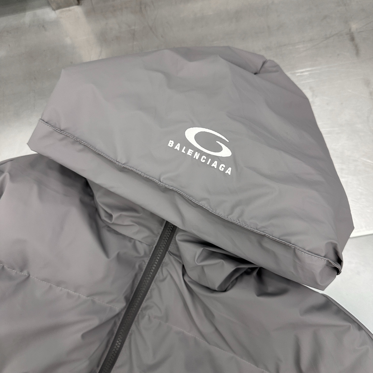 巴黎 ｜ 新款羽绒服，经典刺绣标，特殊涂层面料加90白鹅绒填充，男女同款，尺码sml