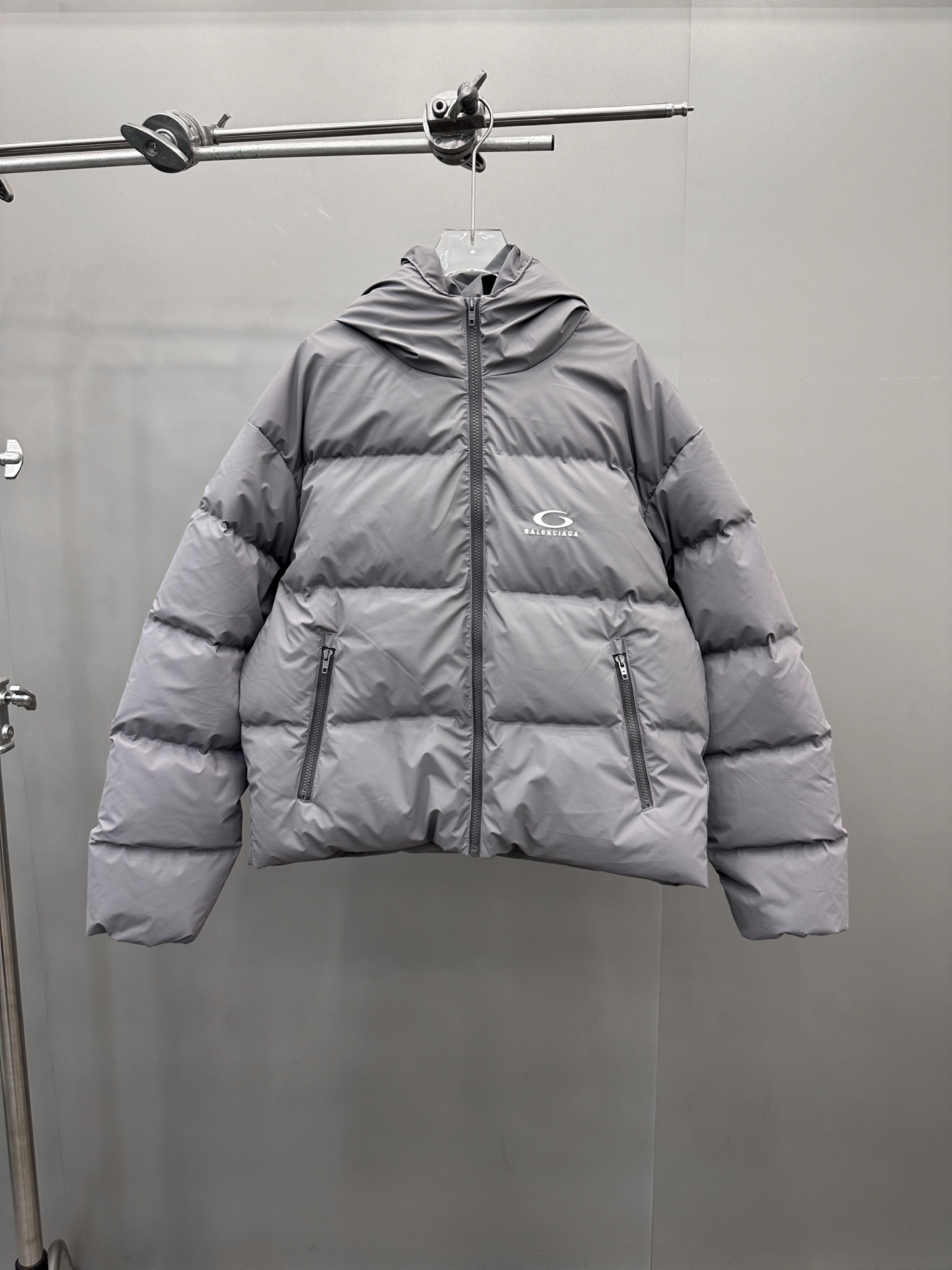 巴黎 ｜ 新款羽绒服，经典刺绣标，特殊涂层面料加90白鹅绒填充，男女同款，尺码sml