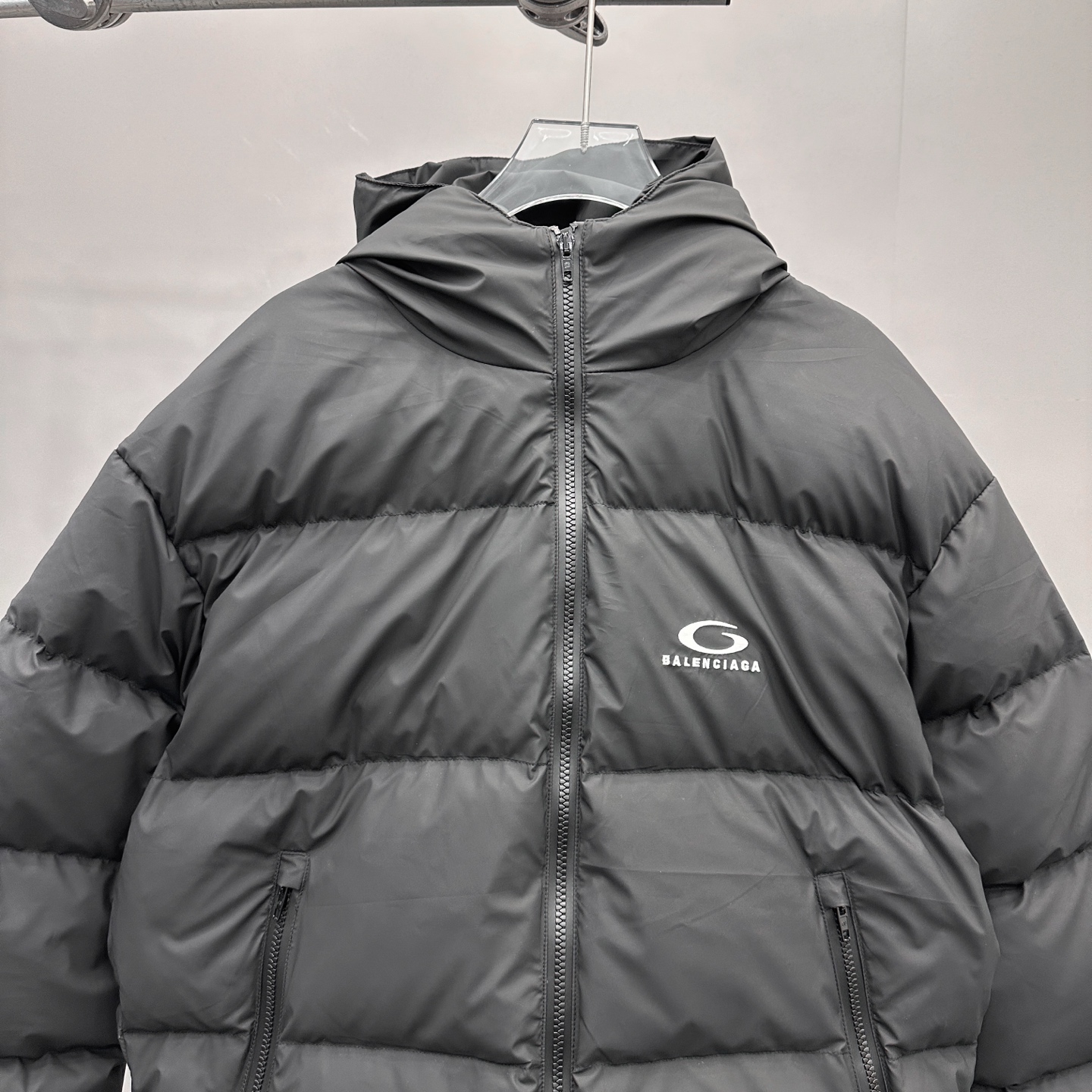 巴黎 ｜ 新款羽绒服，经典刺绣标，特殊涂层面料加90白鹅绒填充，男女同款，尺码sml