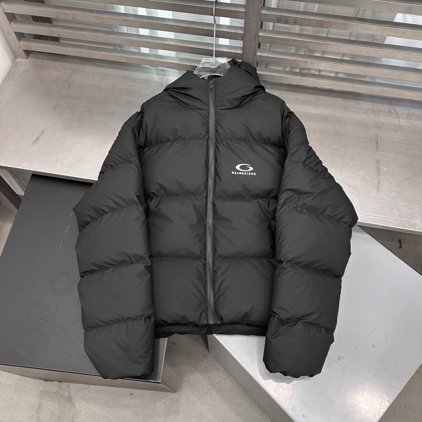 巴黎 ｜ 新款羽绒服，经典刺绣标，特殊涂层面料加90白鹅绒填充，男女同款，尺码sml
