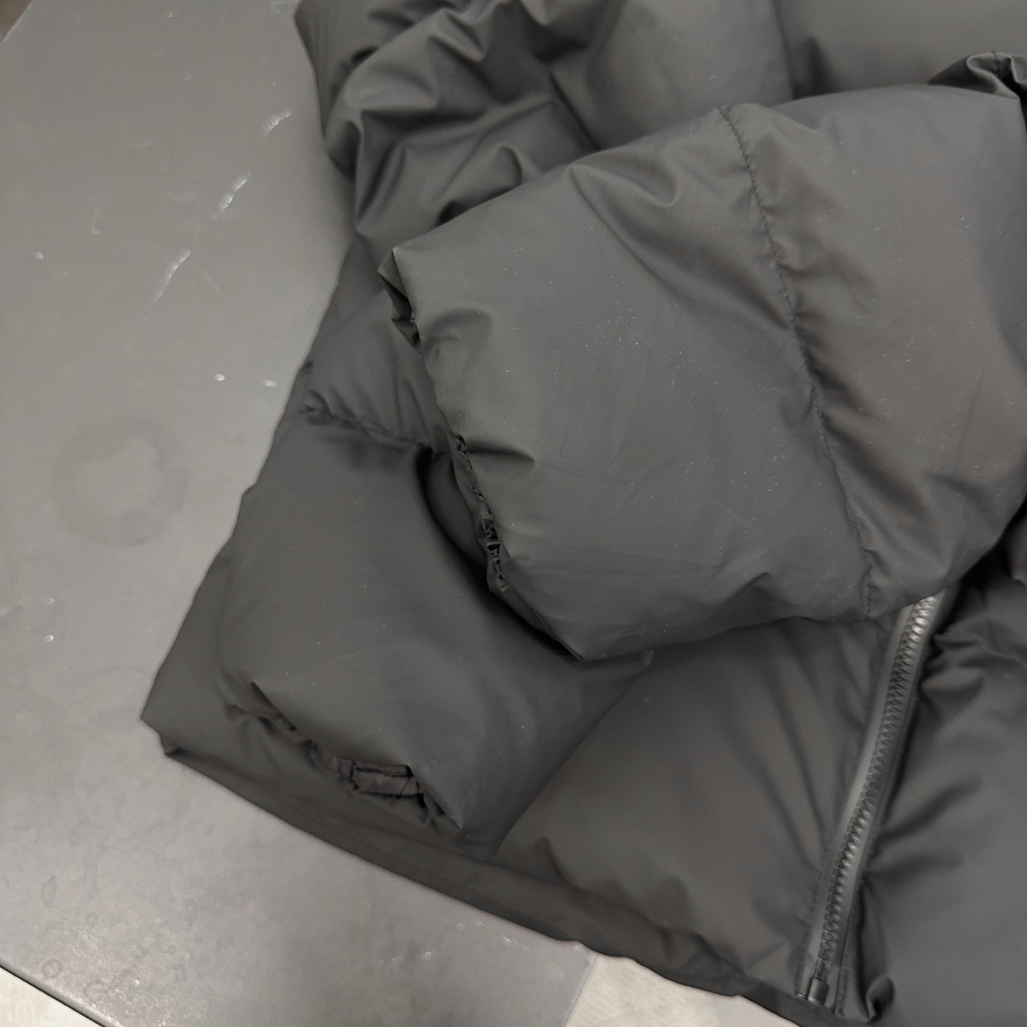 巴黎 ｜ 新款羽绒服，经典刺绣标，特殊涂层面料加90白鹅绒填充，男女同款，尺码sml