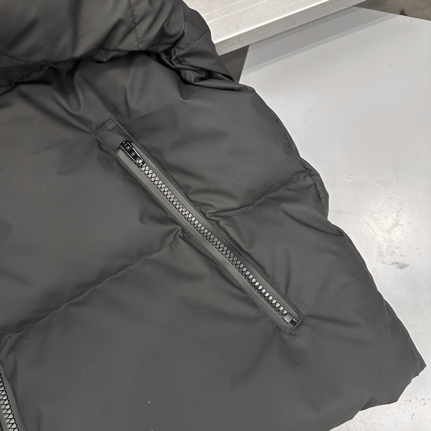 巴黎 ｜ 新款羽绒服，经典刺绣标，特殊涂层面料加90白鹅绒填充，男女同款，尺码sml
