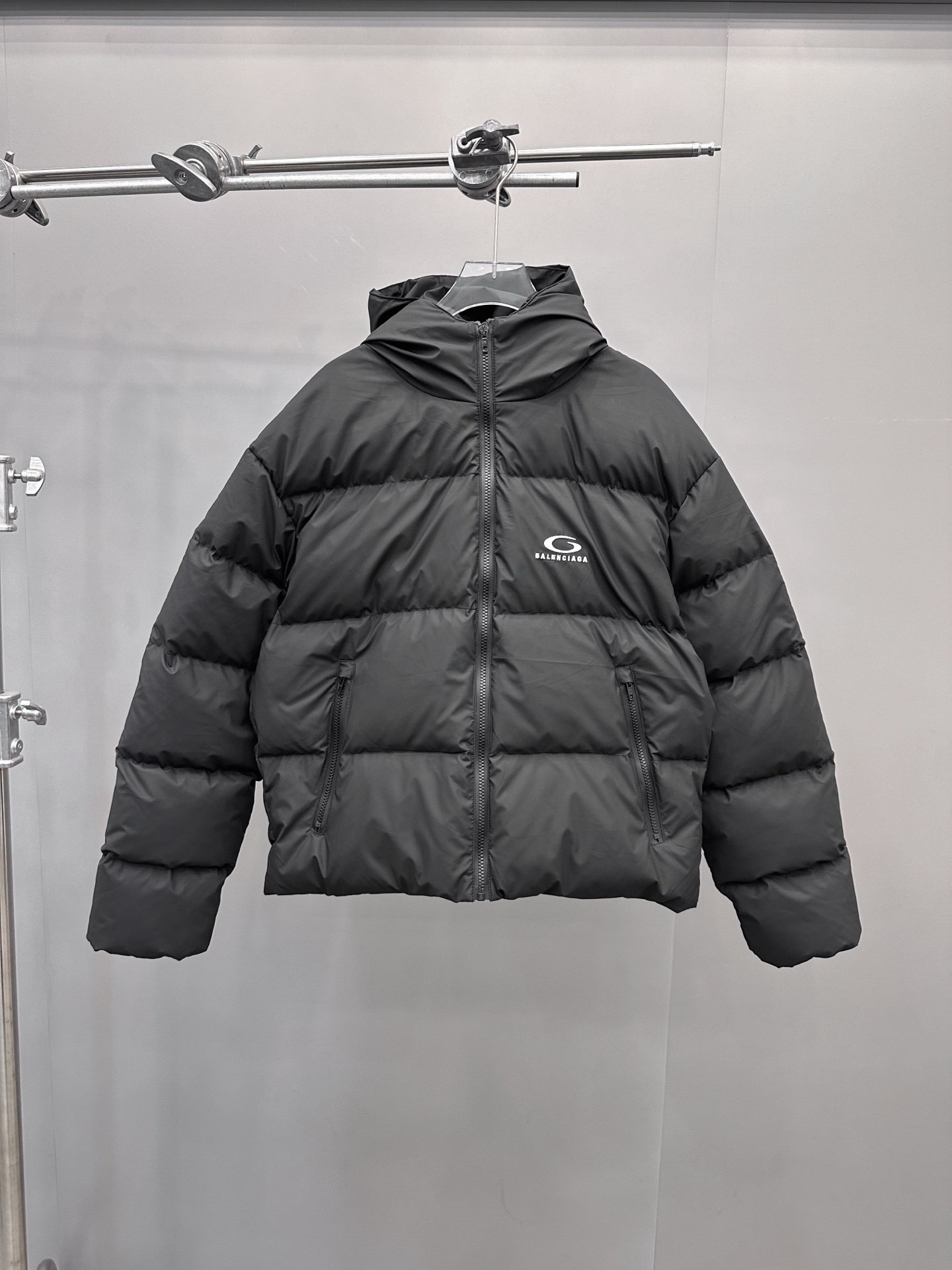 巴黎 ｜ 新款羽绒服，经典刺绣标，特殊涂层面料加90白鹅绒填充，男女同款，尺码sml