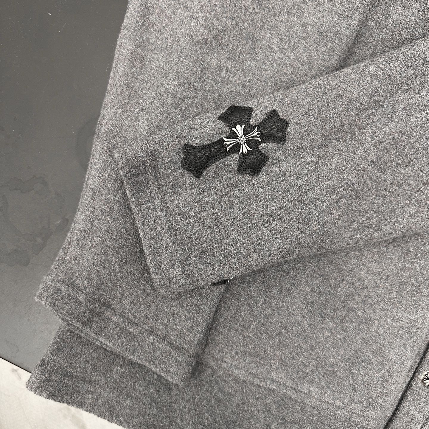 克罗心 ｜ 新款开衫，全身多处切皮手工刺绣十字标，进口羊毛混纺面料，男女同款，尺码sml