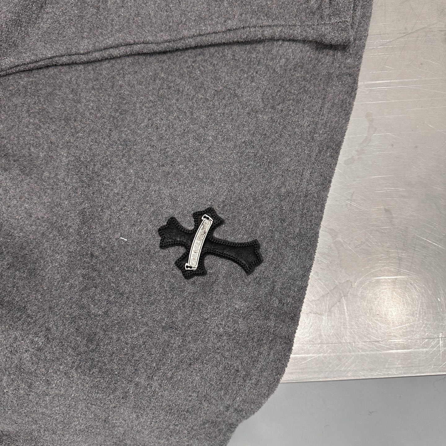 克罗心 ｜ 新款开衫，全身多处切皮手工刺绣十字标，进口羊毛混纺面料，男女同款，尺码sml