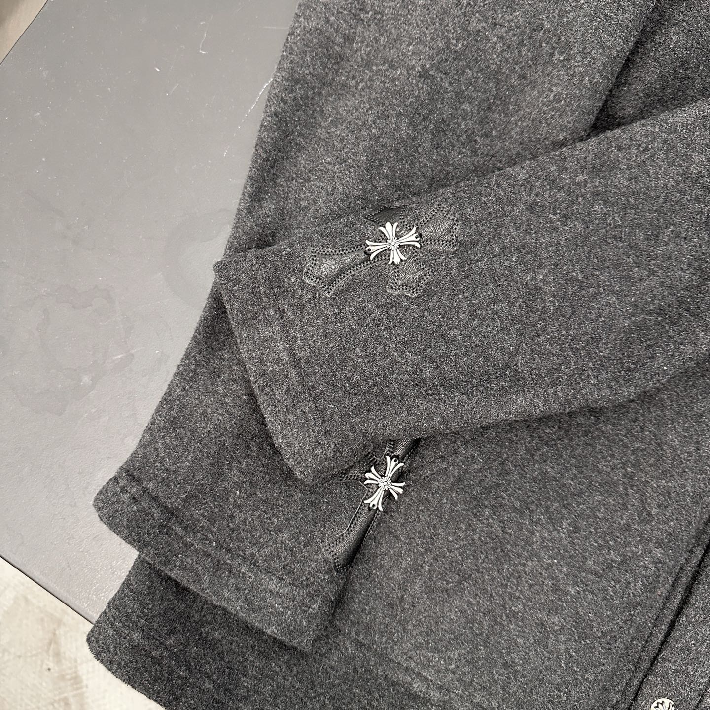 克罗心 ｜ 新款开衫，全身多处切皮手工刺绣十字标，进口羊毛混纺面料，男女同款，尺码sml