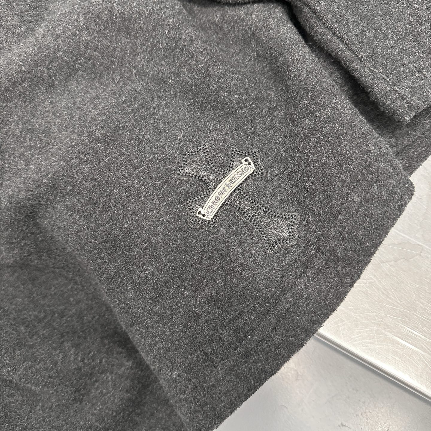 克罗心 ｜ 新款开衫，全身多处切皮手工刺绣十字标，进口羊毛混纺面料，男女同款，尺码sml