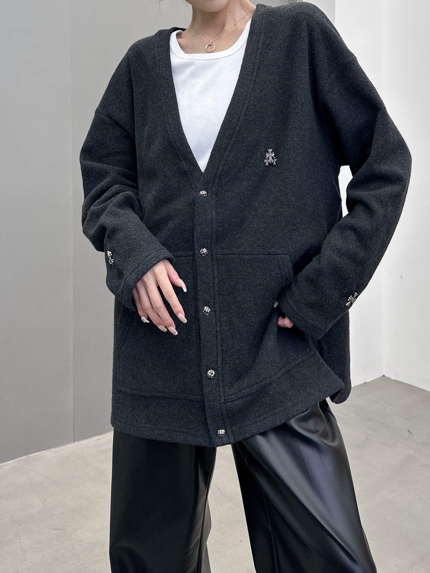 克罗心 ｜ 新款开衫，全身多处切皮手工刺绣十字标，进口羊毛混纺面料，男女同款，尺码sml
