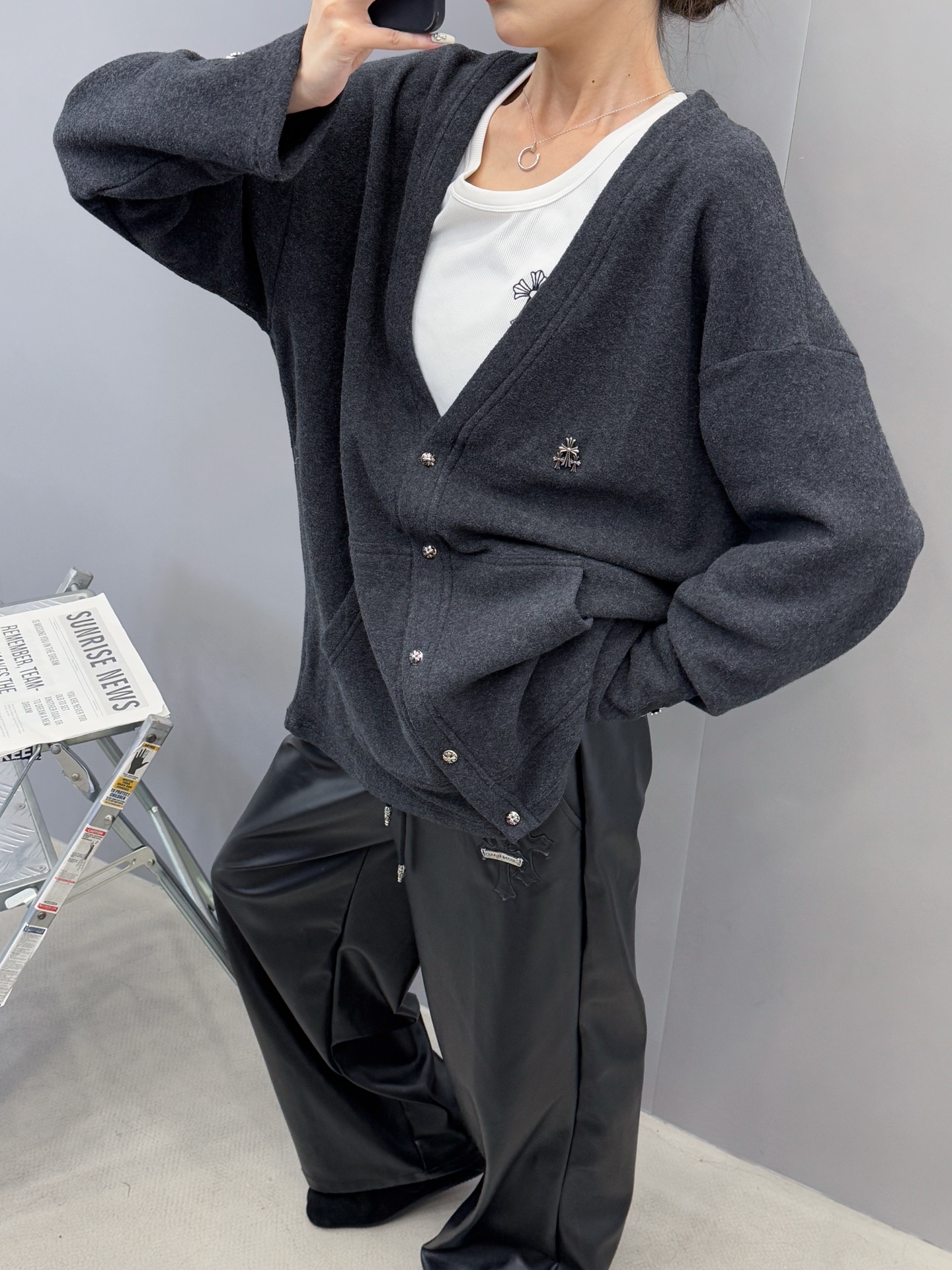 克罗心 ｜ 新款开衫，全身多处切皮手工刺绣十字标，进口羊毛混纺面料，男女同款，尺码sml