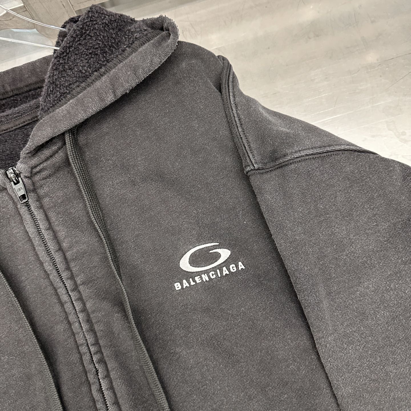 巴黎 ｜ 新款卫衣开衫，成衣洗水炒色吊磨工艺加经典刺绣标，男女同款，尺码sml