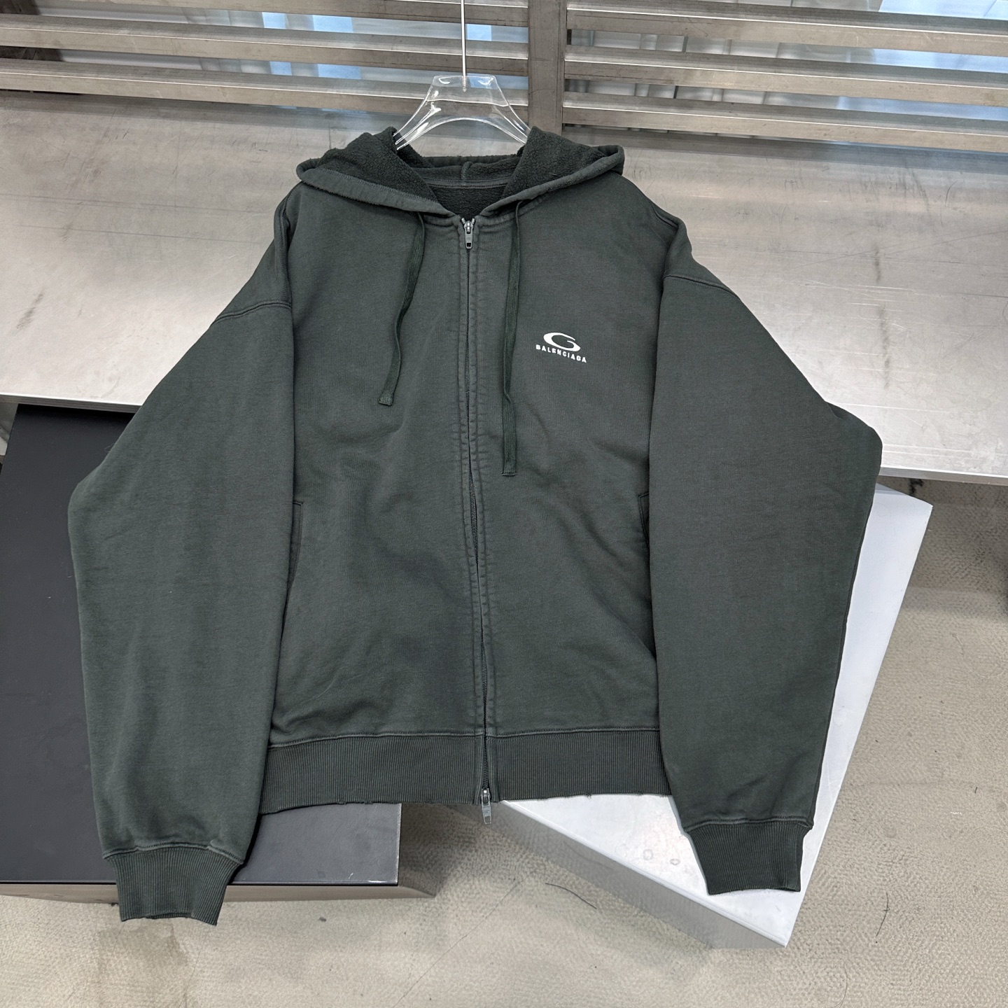 巴黎 ｜ 新款卫衣开衫，成衣洗水炒色吊磨工艺加经典刺绣标，男女同款，尺码sml