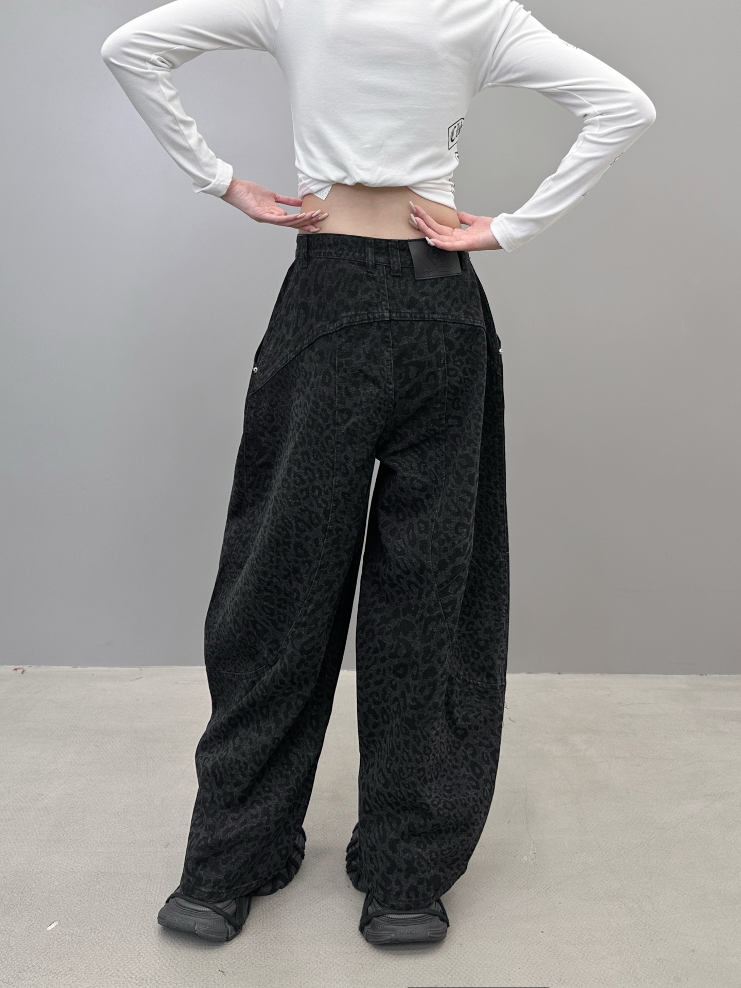 克罗心 ｜ 新款休闲裤，成衣洗水加软工艺，全身豹纹印花，天丝棉混纺面料，弯刀休闲款式，尺码sml