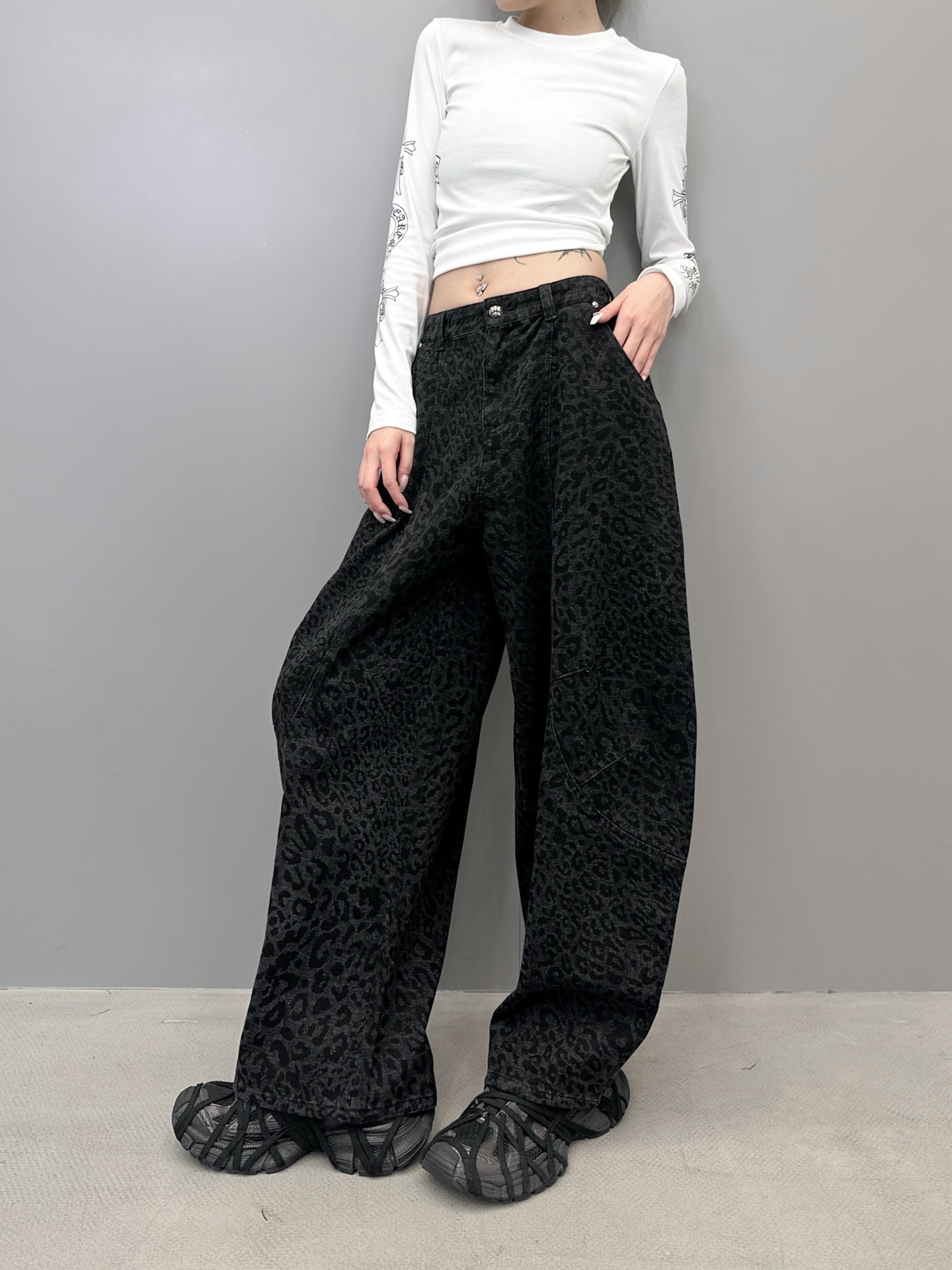 克罗心 ｜ 新款休闲裤，成衣洗水加软工艺，全身豹纹印花，天丝棉混纺面料，弯刀休闲款式，尺码sml