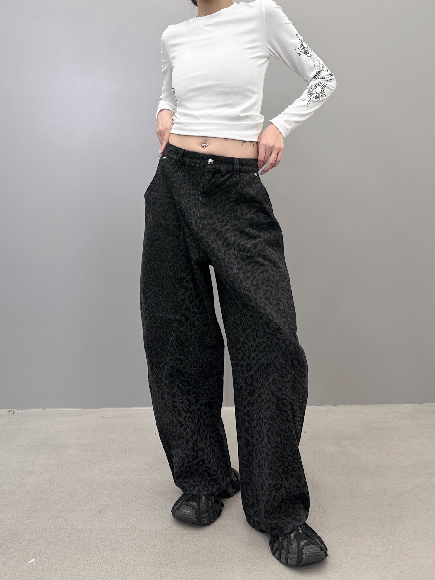 克罗心 ｜ 新款休闲裤，成衣洗水加软工艺，全身豹纹印花，天丝棉混纺面料，弯刀休闲款式，尺码sml