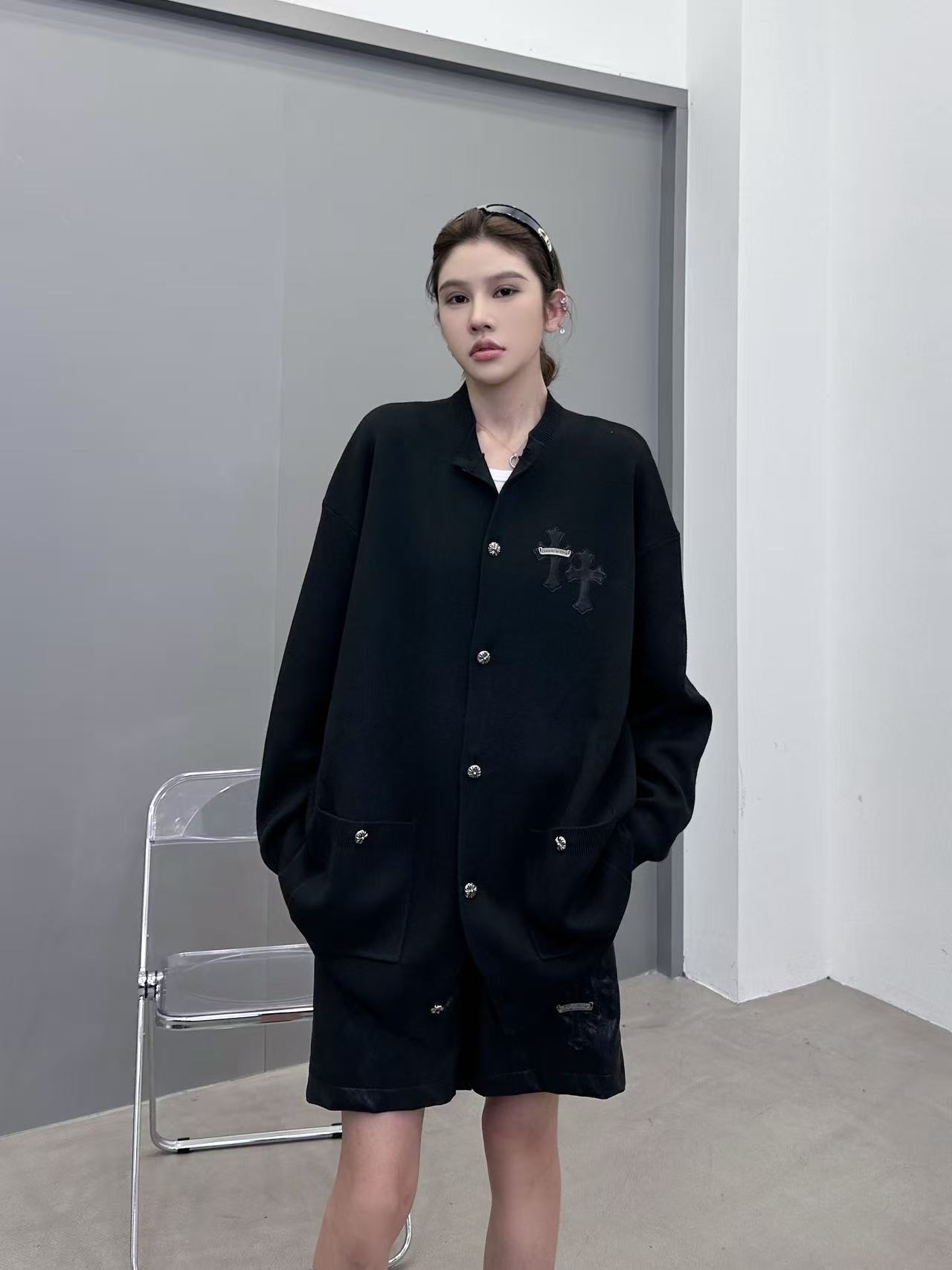 克罗心 ｜ 新款羊毛开衫，成衣手工刺绣十字标加手工钉扣工艺，羊毛混纺毛织开衫，男女同款，尺码sml