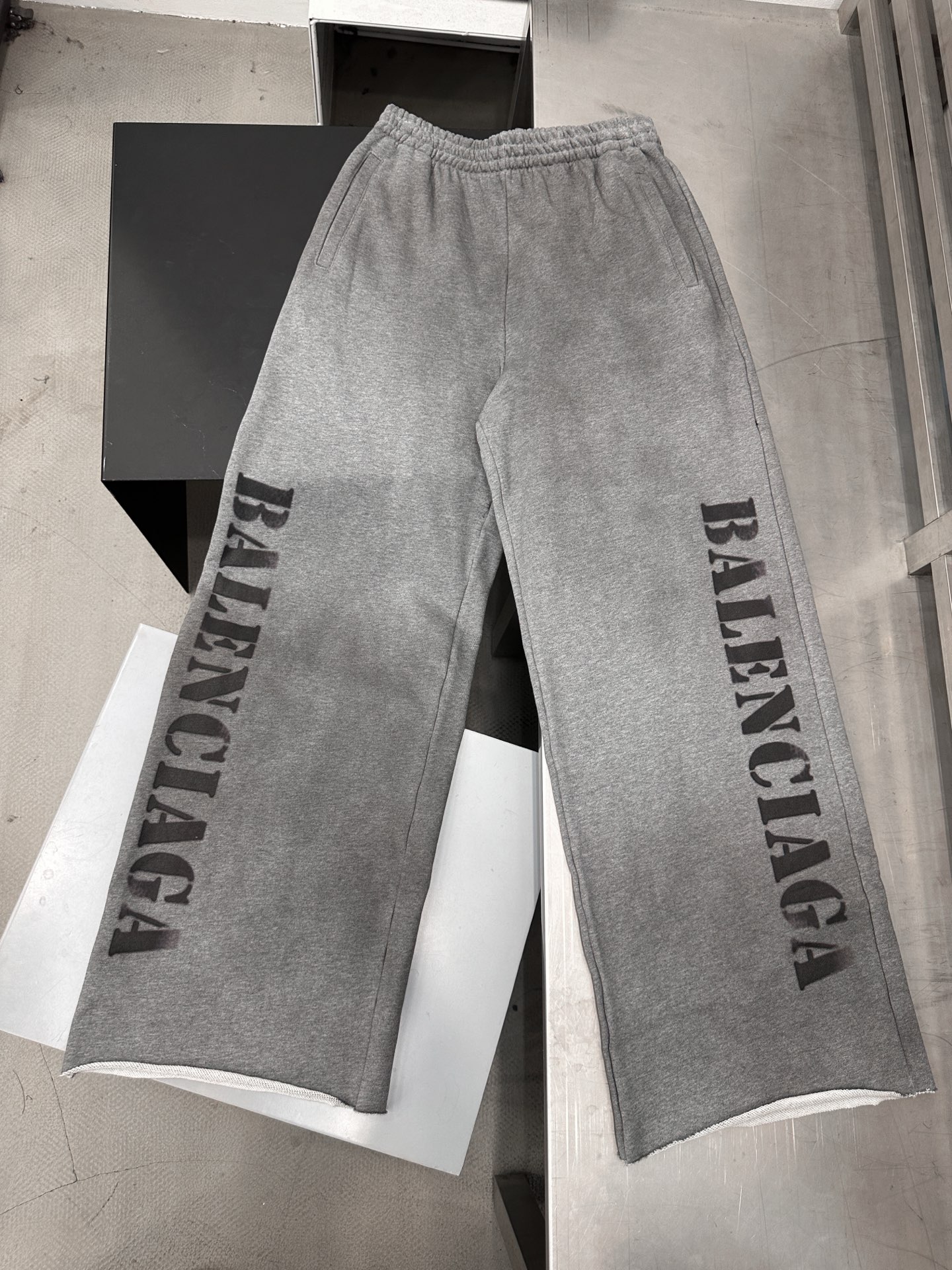 巴黎 ｜ 新款卫裤，成衣洗水喷色加数码直喷印花工艺，男女同款，尺码sml