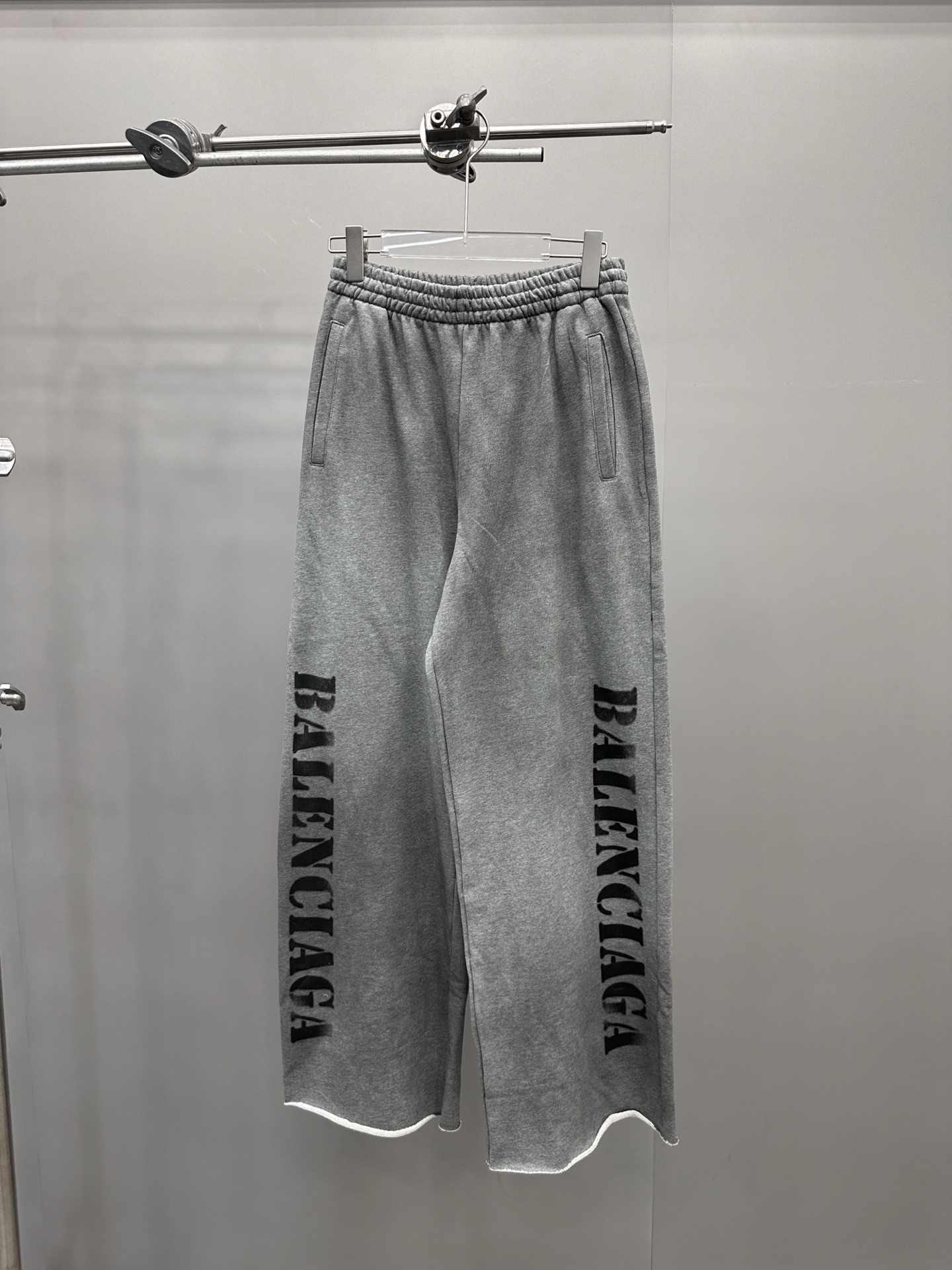 巴黎 ｜ 新款卫裤，成衣洗水喷色加数码直喷印花工艺，男女同款，尺码sml