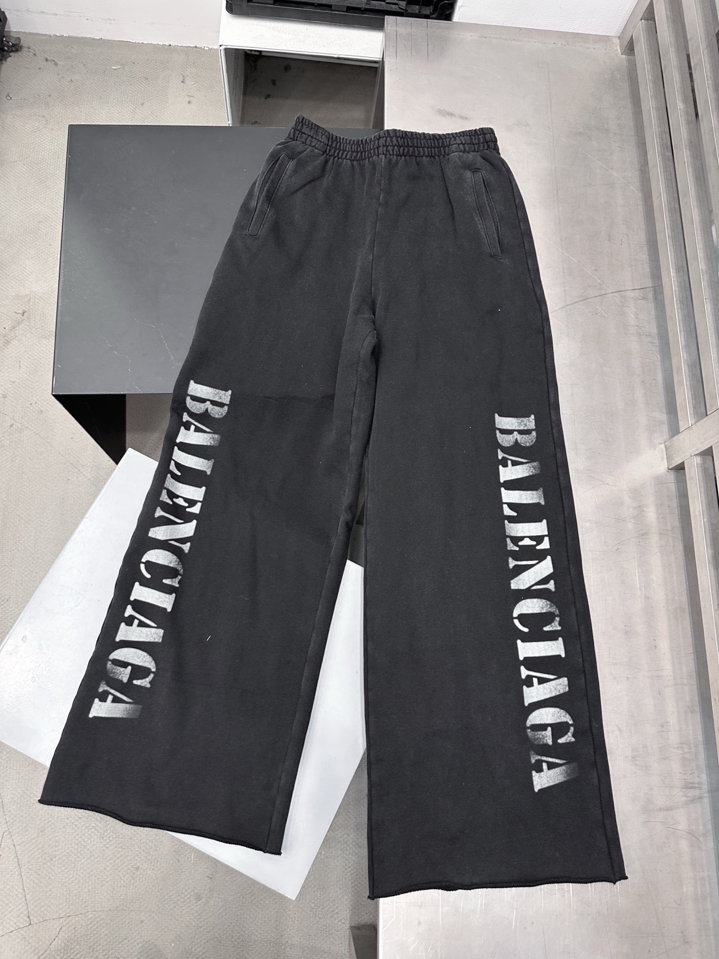 巴黎 ｜ 新款卫裤，成衣洗水喷色加数码直喷印花工艺，男女同款，尺码sml