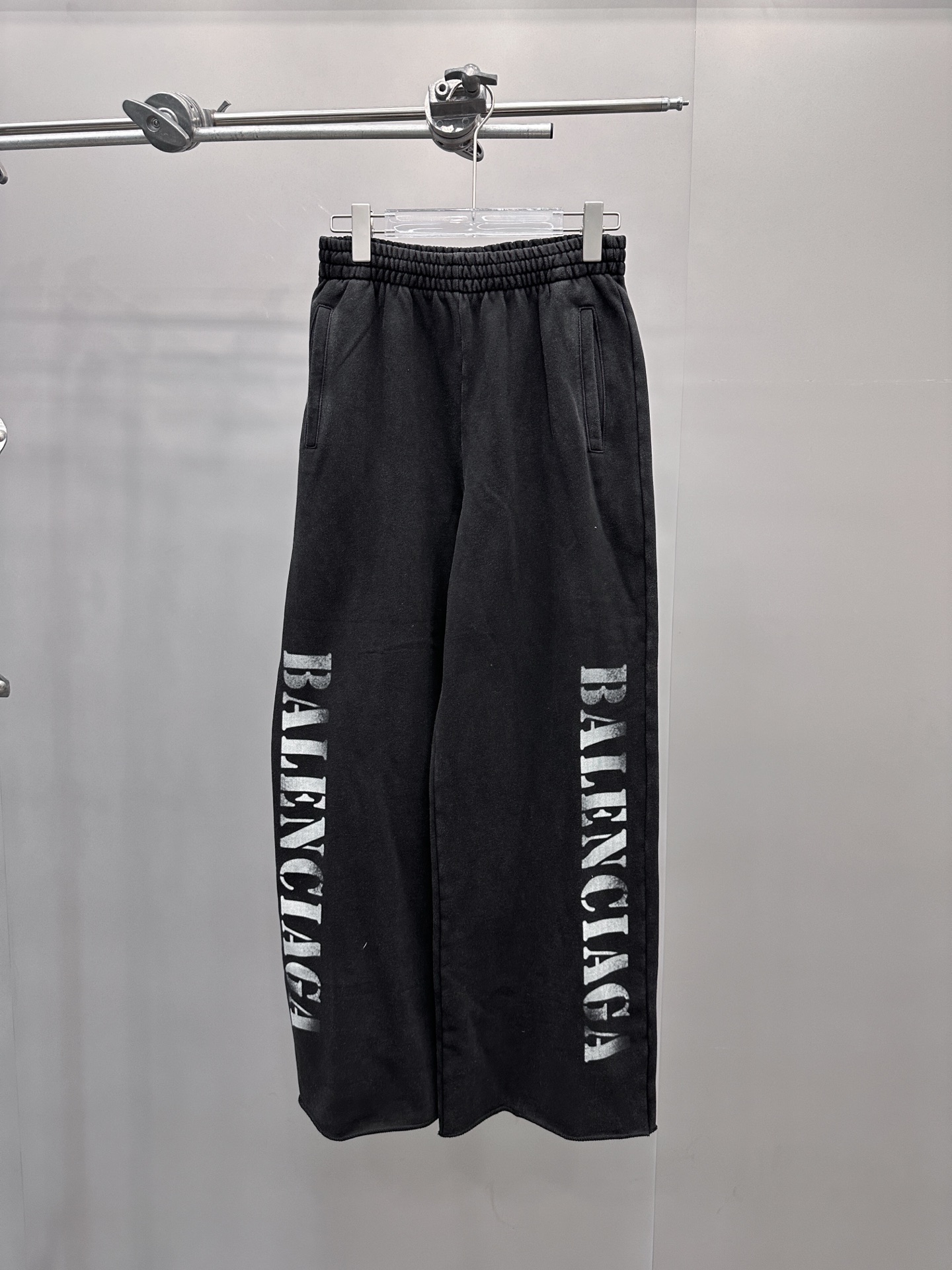 巴黎 ｜ 新款卫裤，成衣洗水喷色加数码直喷印花工艺，男女同款，尺码sml