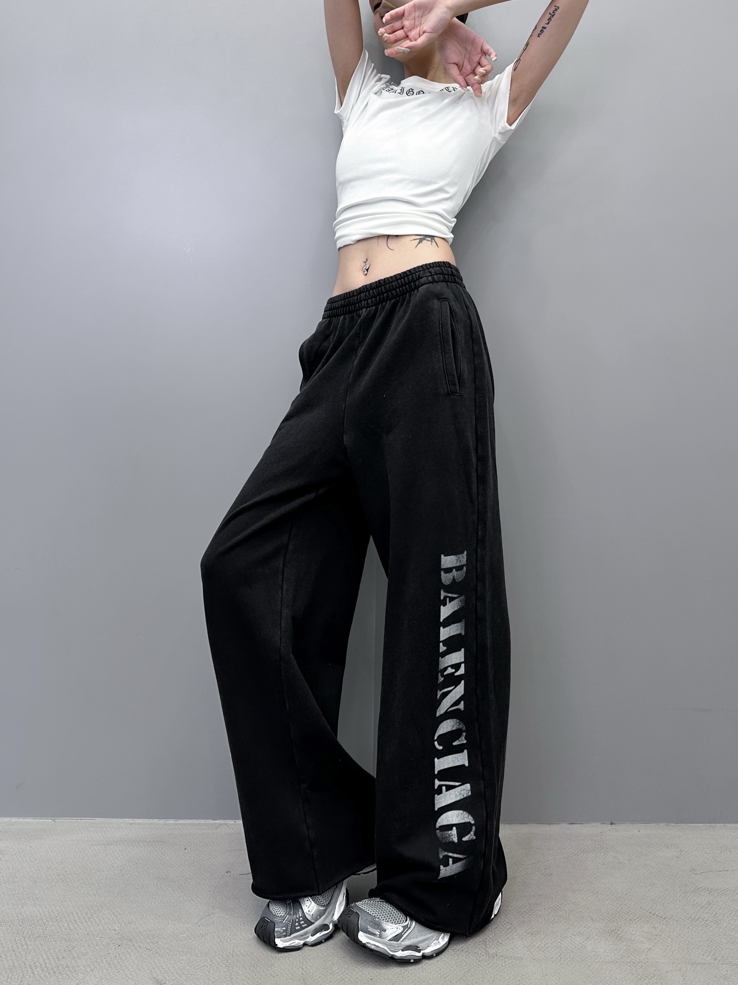 巴黎 ｜ 新款卫裤，成衣洗水喷色加数码直喷印花工艺，男女同款，尺码sml