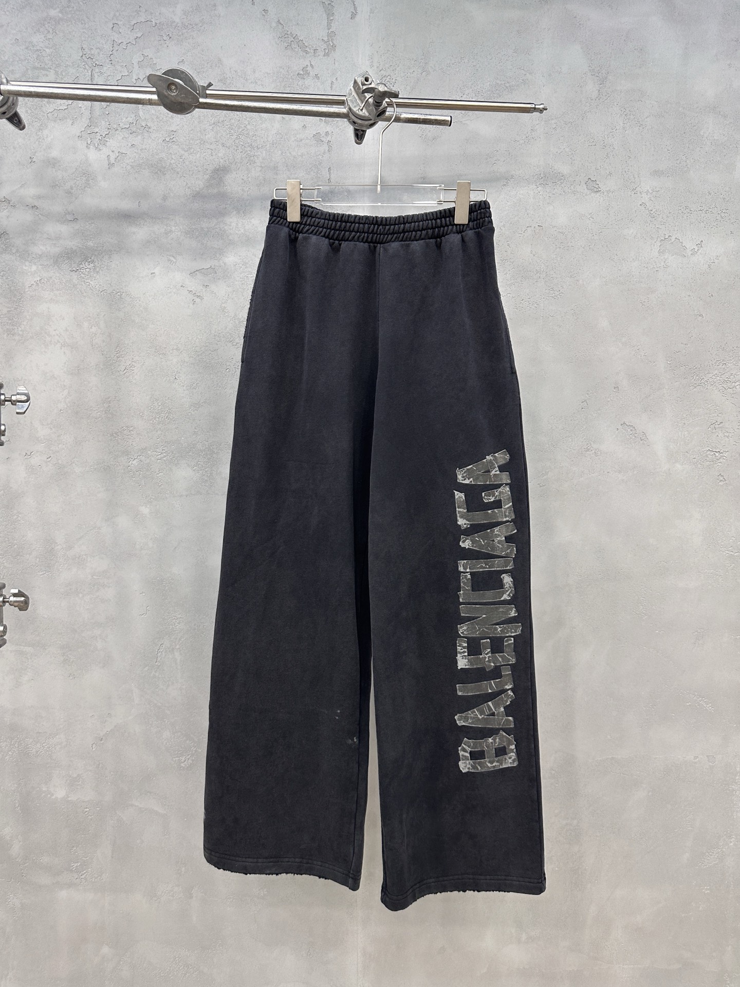 巴黎 ｜ 新款卫裤，成衣洗水炒色吊磨印花工艺，男女同款，尺码sml