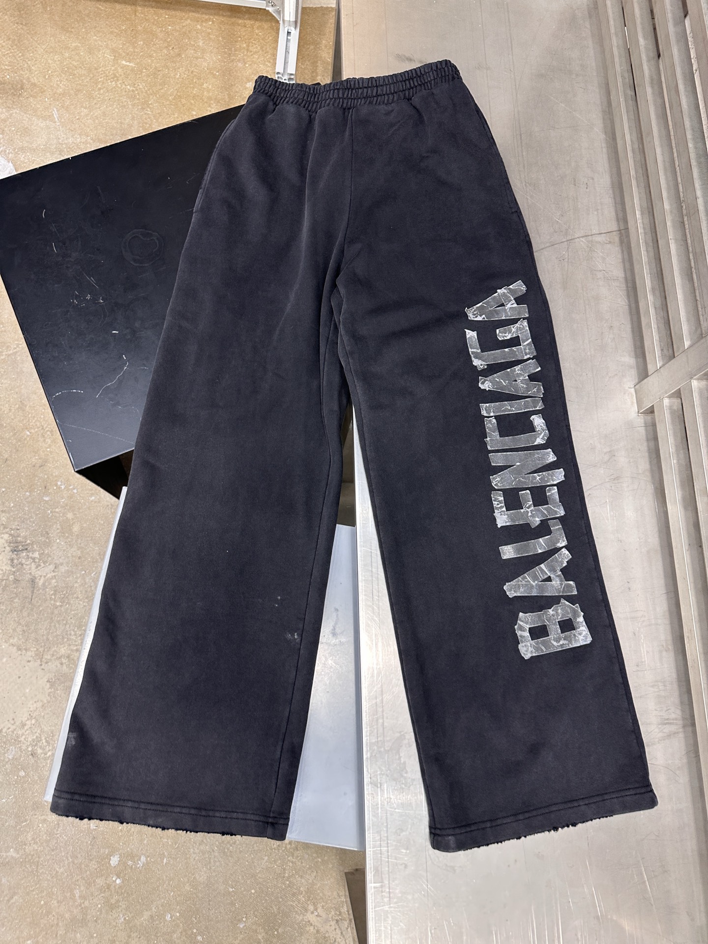 巴黎 ｜ 新款卫裤，成衣洗水炒色吊磨印花工艺，男女同款，尺码sml