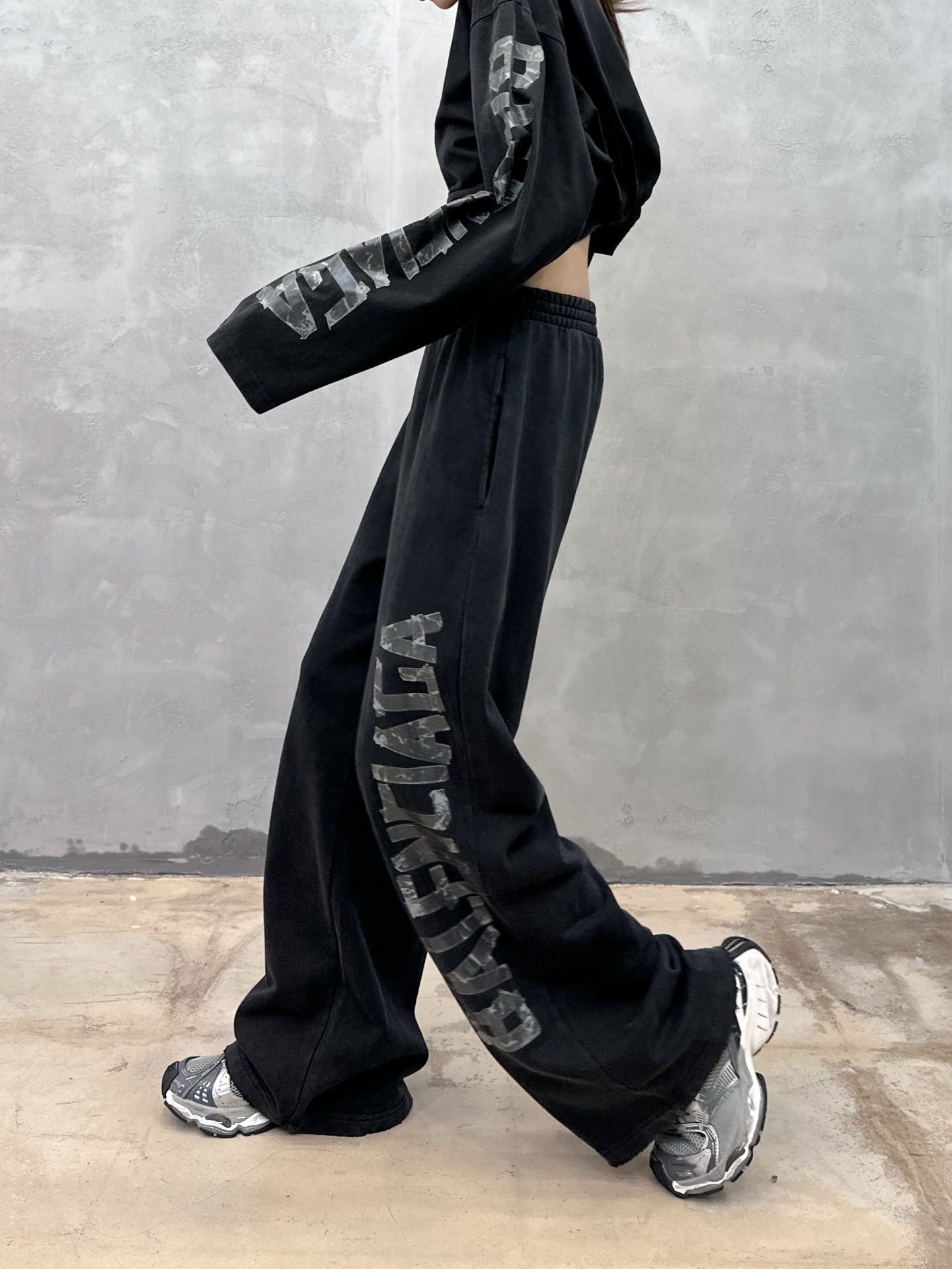 巴黎 ｜ 新款卫裤，成衣洗水炒色吊磨印花工艺，男女同款，尺码sml