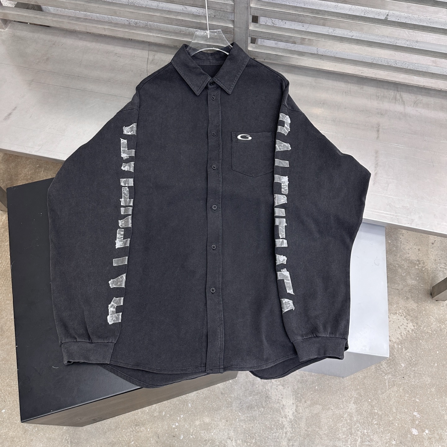 巴黎 ｜ 新款针织衬衣，成衣洗水炒色工艺，经典刺绣标加特殊硅胶印花工艺，100%精梳棉面料，男女同款，尺