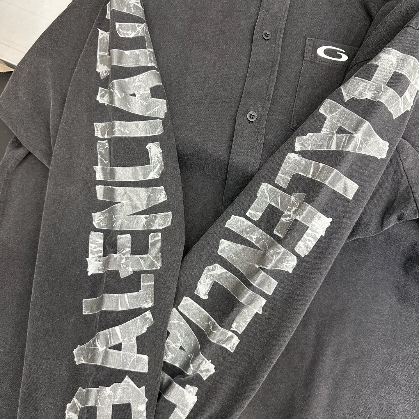 巴黎 ｜ 新款针织衬衣，成衣洗水炒色工艺，经典刺绣标加特殊硅胶印花工艺，100%精梳棉面料，男女同款，尺