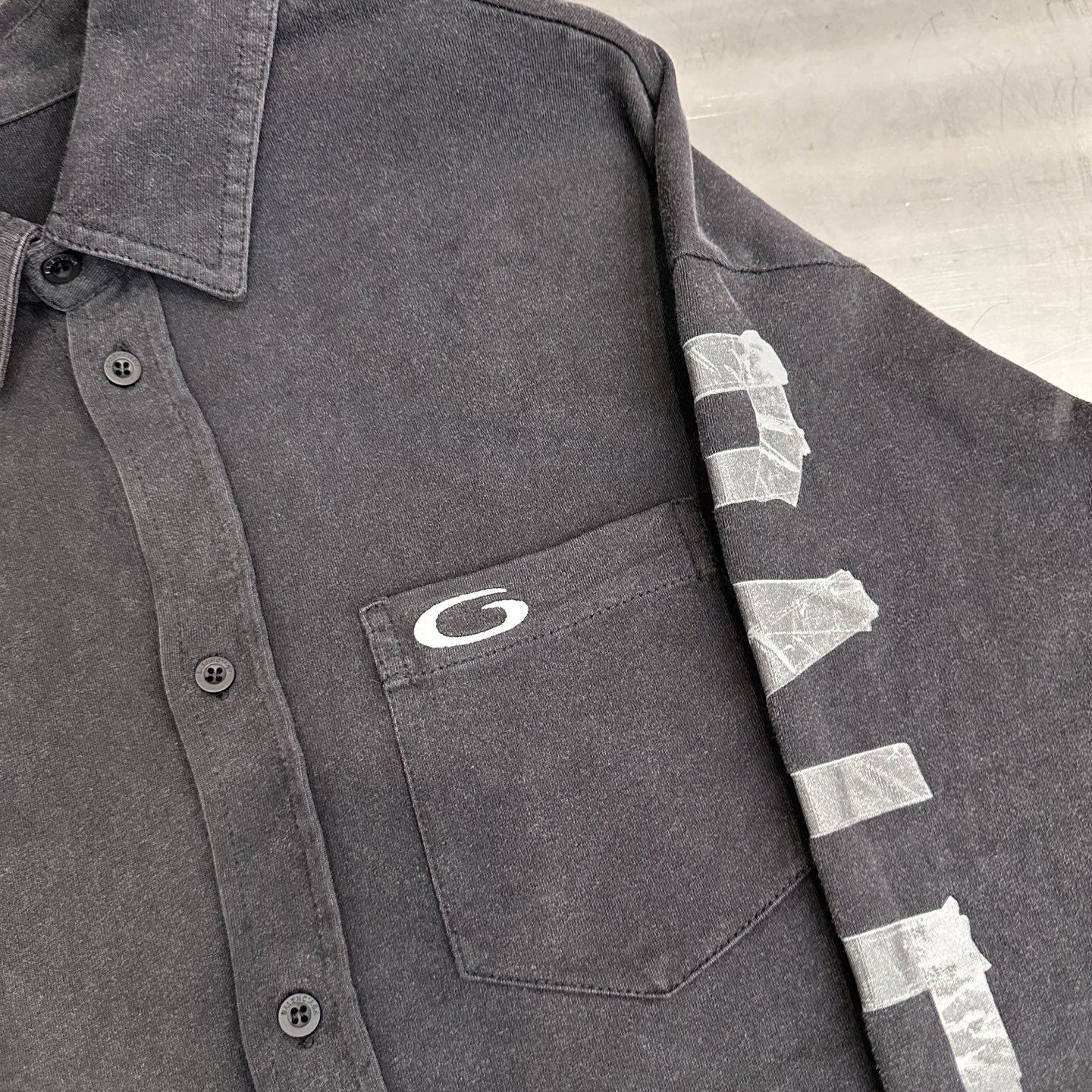 巴黎 ｜ 新款针织衬衣，成衣洗水炒色工艺，经典刺绣标加特殊硅胶印花工艺，100%精梳棉面料，男女同款，尺