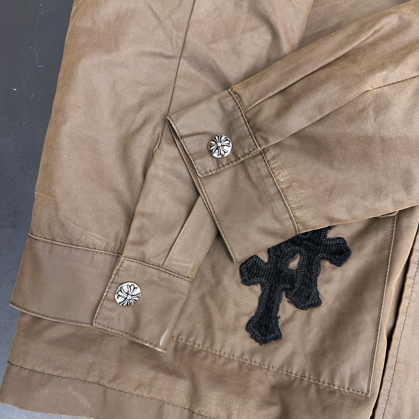 克罗心 ｜ 新款卡哈特风格外套，成衣洗水加软工艺，手工刺绣十字标，日本进口高密涂层风衣面料，男女同款，尺