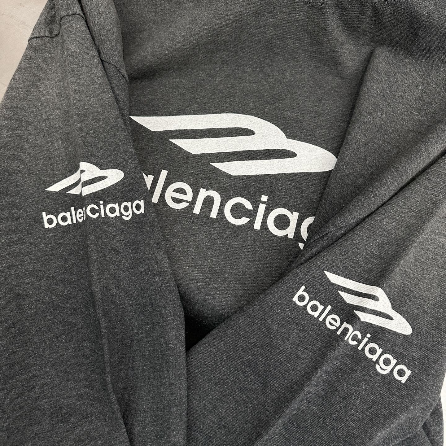 巴黎 ｜ 新款长袖t，成衣洗水喷色吊磨工艺加多处印花，男女同款，尺码sml