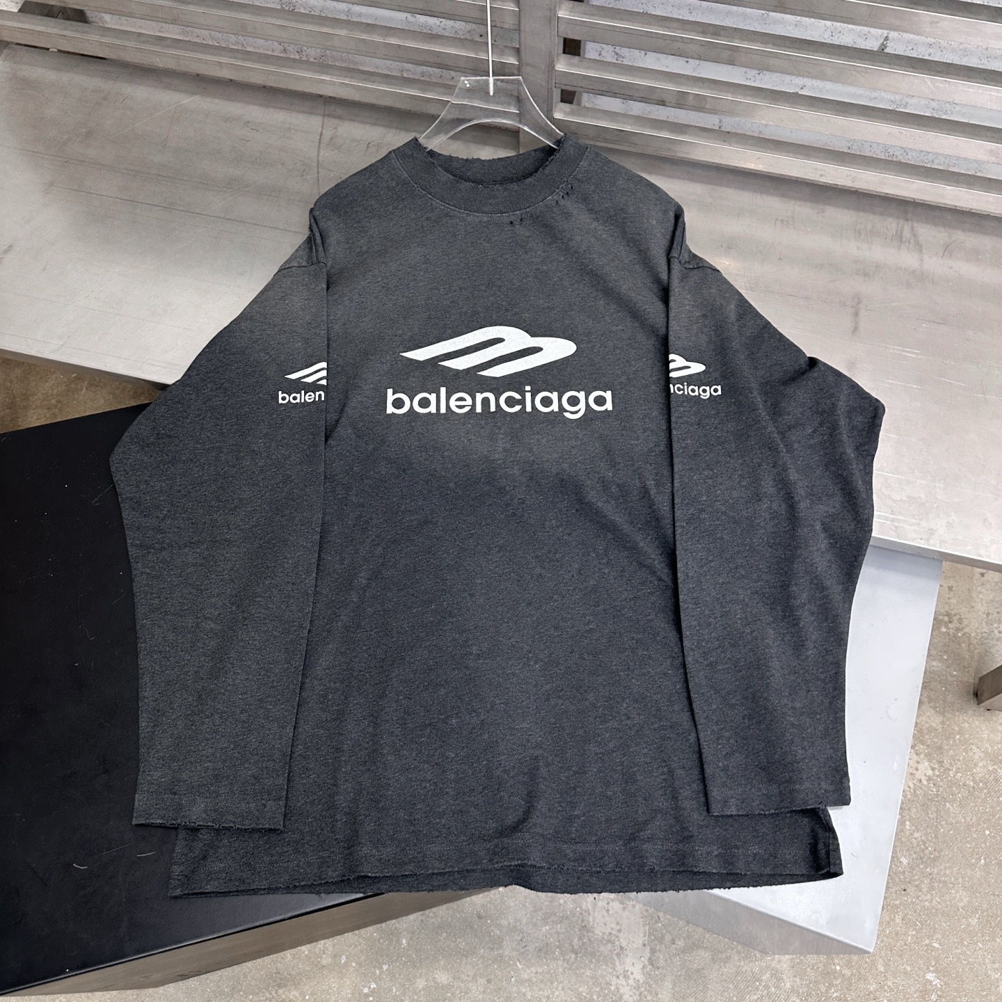 巴黎 ｜ 新款长袖t，成衣洗水喷色吊磨工艺加多处印花，男女同款，尺码sml