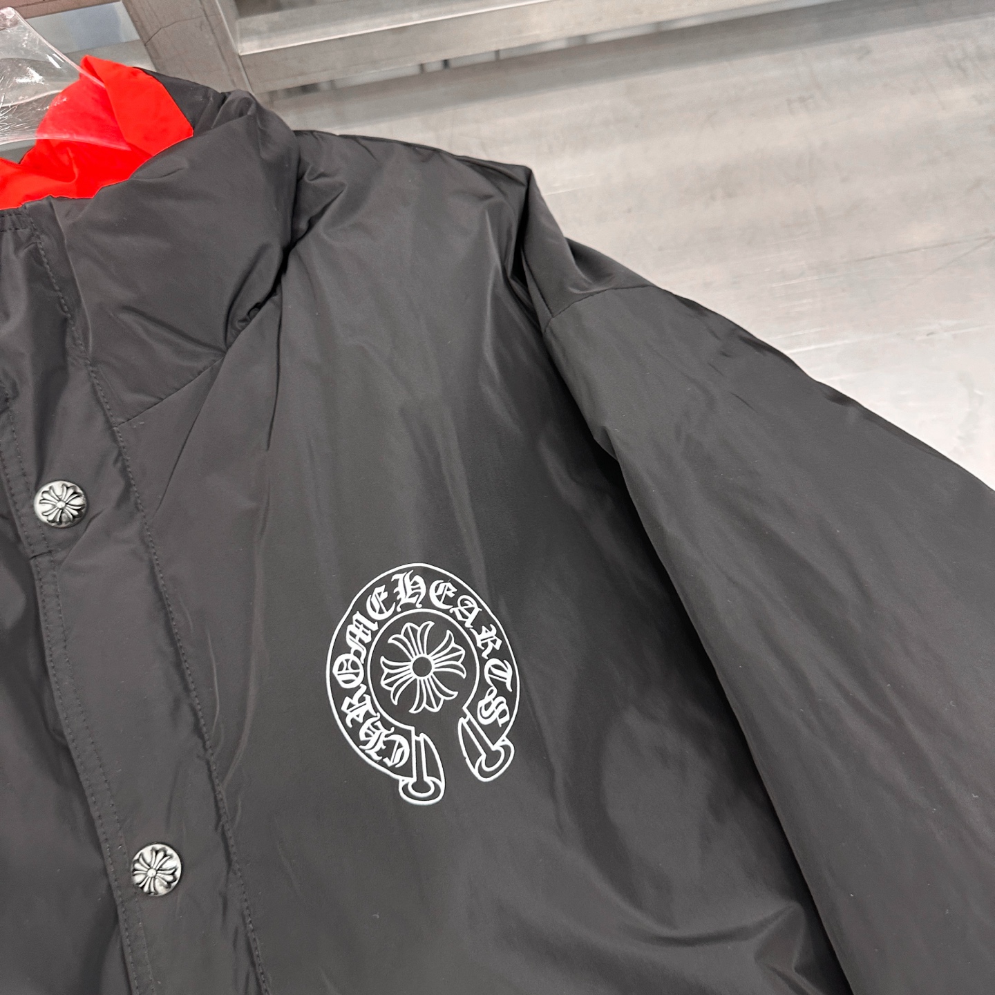 克罗心 ｜ 新款羽绒服，成衣四处印花标，外黑内红撞色设计，内外共用羽绒服面料，90白鹅绒，男女同款，尺码