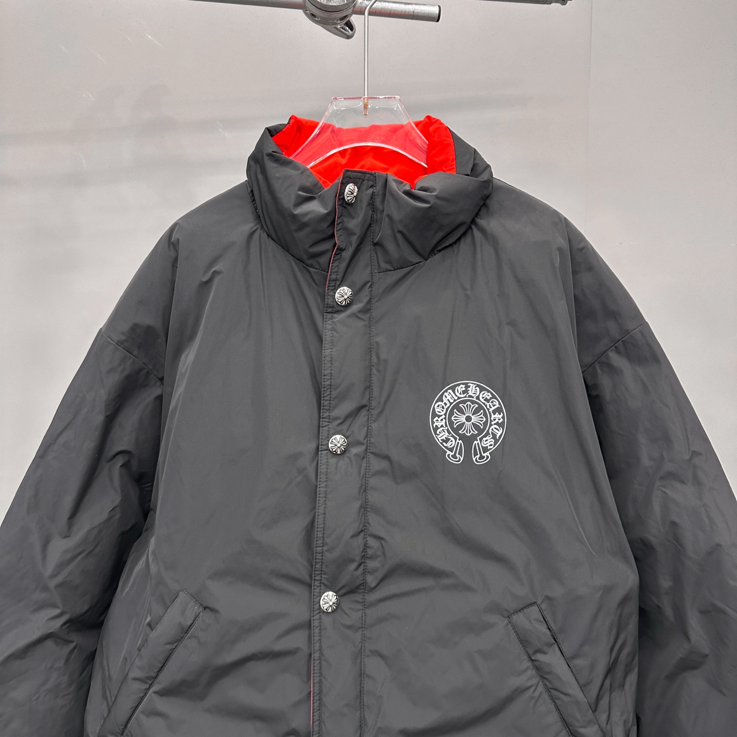 克罗心 ｜ 新款羽绒服，成衣四处印花标，外黑内红撞色设计，内外共用羽绒服面料，90白鹅绒，男女同款，尺码