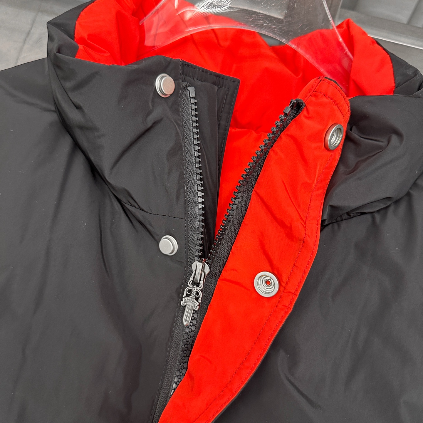 克罗心 ｜ 新款羽绒服，成衣四处印花标，外黑内红撞色设计，内外共用羽绒服面料，90白鹅绒，男女同款，尺码